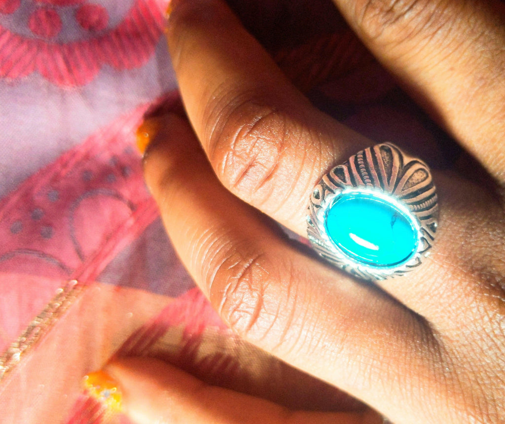 CATFACE VINTAGE:  FASHION SILVER RING: EMBELLISHED TURQUOISE STONE QUEEN