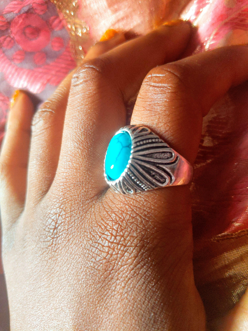 CATFACE VINTAGE:  FASHION SILVER RING: EMBELLISHED TURQUOISE STONE QUEEN.