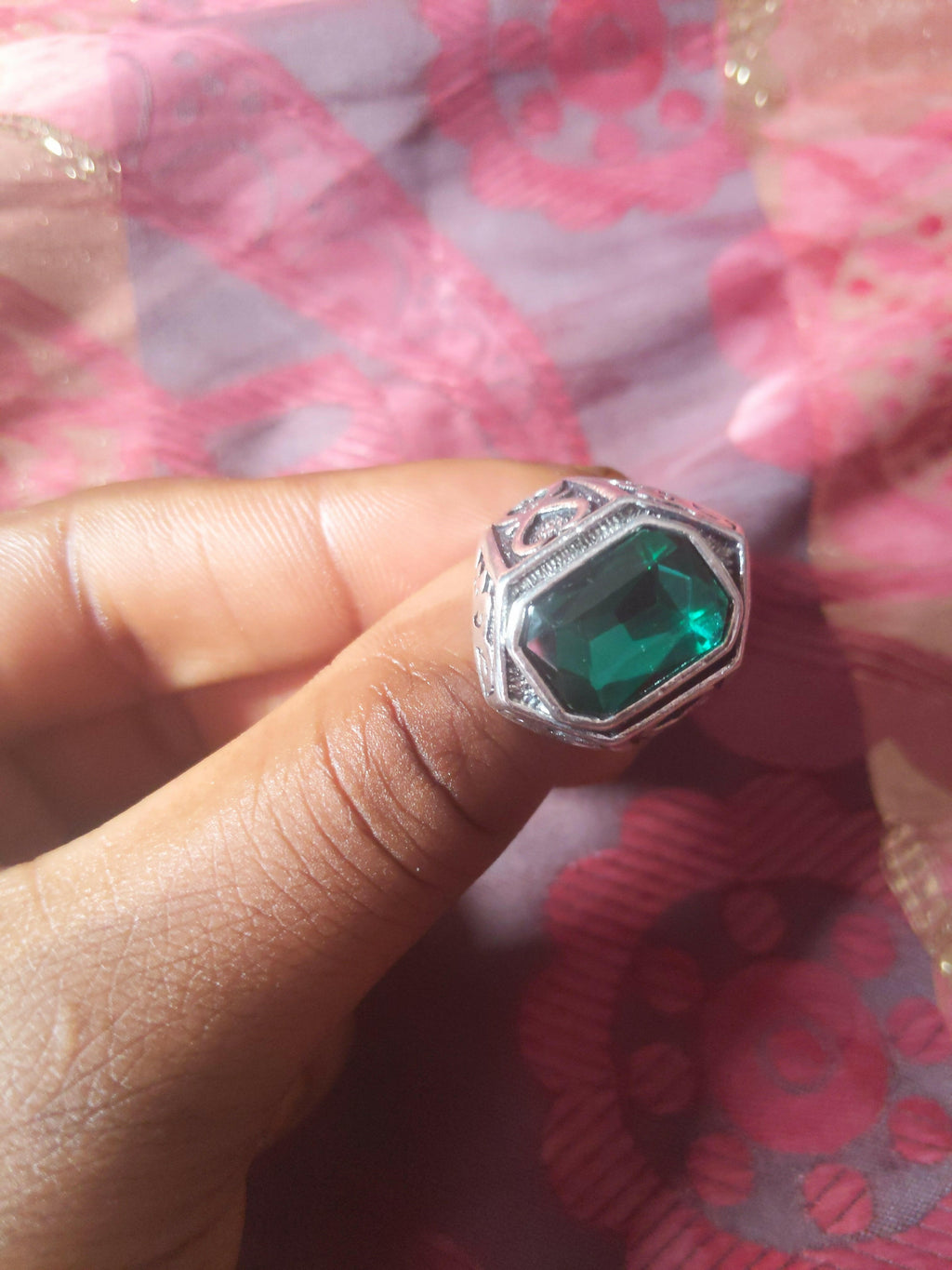 CATFACE VINTAGE:  FASHION SILVER RING: EMERALD GREEN QUEEN